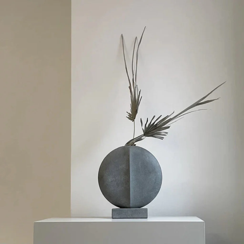 Guggenheim Vase Mini Dark Grey - Image 5